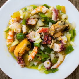 Salpicón de marisco con apio y otras verduras.