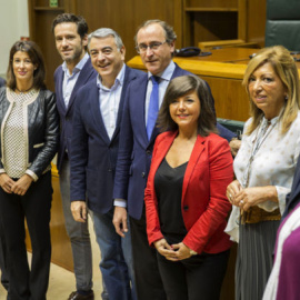 Foto de archivo de Alfonso Alonso y los parlamentarios del PP vasco, en el Parlamento autonómico. / EFE
