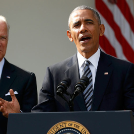 Barack Obama, flanqueado por su vicepresidente, Joe Biden, durante su comparecenia en la Casa Blanca. / KEVIN LAMARQUE (EFE)