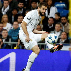 El defensa del Real Madrid Nacho Fernández lanza a puerta para conseguir el primer gol del equipo ante el París Saint-Germain. /EFE