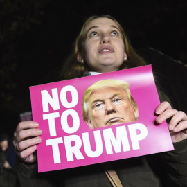 Protesta contra de la elección de Donald Trump frente a la embajada estadounidense en Londres. / EFE