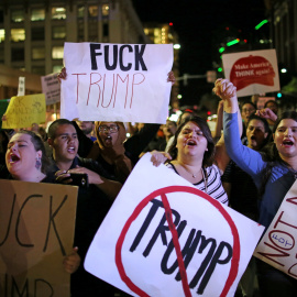 Un grupo de manifestantes se opone a Donald Trump en San Diego, California. REUTERS