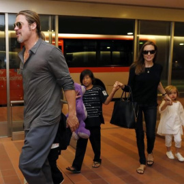 Brad Pitt junto a Angelina Jolie con sus hijos  Knox, Vivienne and Pax en el aeropuerto internacional Haneda en Tokio, Japón. /  REUTERS