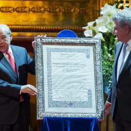 El secretario general de la OCDE, Ángel Gurría, junto al presidente del Congreso de los Diputados, Jesús Posada, durante el acto en el que ha recibido el premio Nueva Economía Fórum 2014. EFE/Emilio Naranjo