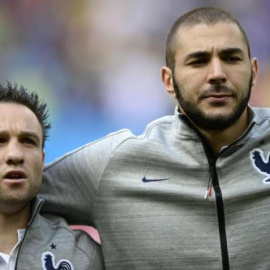 Mathieu Valbuena junto a Karim Benzema listening con la Selección de Francia. FRANCK FIFEAFP