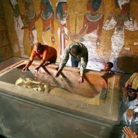 La momia del rey más famoso de Egipto, cubierta con una sábana de lino, para evitar cualquier daño sobre los restos. REUTERS