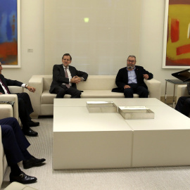 El presidente del Gobierno, Mariano Rajoy, durante la reunión que ha mantenido con los secretarios generales de UGT, Cándido Méndez, y CC.OO, Ignacio Fernández Toxo, y los presidentes de CEOE, Juan Rosell, y Cepyme, Antonio Garamendi, sobre