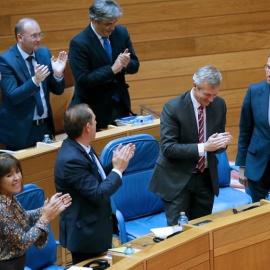 El presidente de la Xunta Alberto Núñez Feijóo (d) recibe el aplauso de su grupo tras su intervención en la segunda sesión del debate de su investidura, hoy en el Parlamento de Galicia, en Santiago de Compostela. EFE/Lavandeira jr