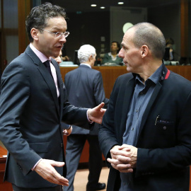 El presidente del Eurogrupo, el holandés Jeroen Dijsselbloem, con el ministro de Finanzas griego, Yanis Varoufakis, en la reunión de  ministros de la moneda única del pasado 17 de febrero. REUTERS/Francois Lenoir