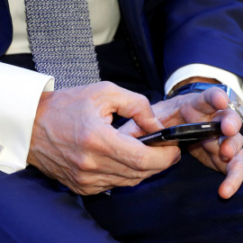 Persona utilizando un dispositivo móvil. / REUTERS