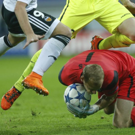 El portero del Kaa Gent, Matz Sels, atrapa el balón durante el partido ante el Valencia. / EFE