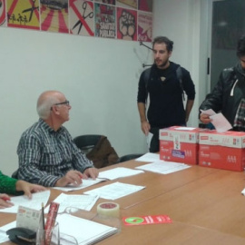 Militantes de Esquerra Unida i Alternativa depositan su voto ayer. /EUiA