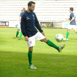 Dani Benítez calienta antes de un partido con el Racing de Ferrol. /RACING DE FERROL