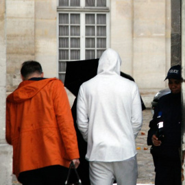 Benzema, a su llegada ayer a la comisaría de Policía de Versalles. /AFP