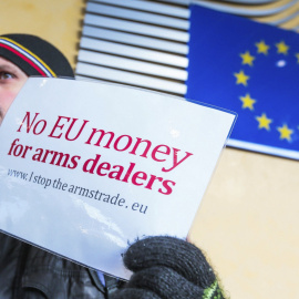 Un activista protesta delante de la sede de la Comisión Europea para protestar contra las subvenciones europeas a la industria armamentística en Bruselas (Bélgica). EFE/Stephanie Lecocq