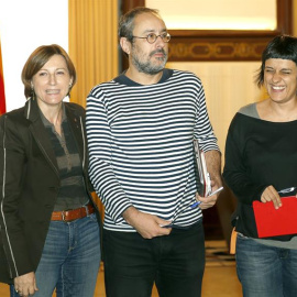 La presidenta del Parlament, Carme Forcadell (i), junto al líder de la CUP, Antonio Baños, y la diputada Anna Gabriel (d). /EFE