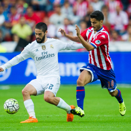 Nacho Cases persigue a Isco en el Sporting-Real Madrid de la primera jornada.