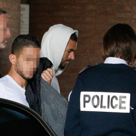 Karim Benzema saliendo de los juzgados de Versalles. /AFP