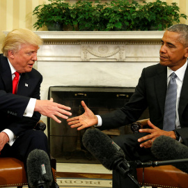 El presidente de EEUU, Barack Obama, y el presidente electo, Donald Trump, se estrechan  la mano delante de los periodistas en el Despacho Oval de la Casa Blanca, en su primera reunión tras las elecciones en EEUU. REUTERS/Kevin Lamarque