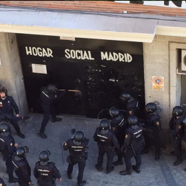 Varios agentes de Policía intentan derribar la puerta del edificio okupado.- Imagen de archivo