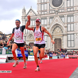Luis Enrique a su llegada a la línea de meta en la maratón de Florencia.