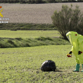 Fotografía facilitada por la Guardia Civil de la actuación realizada por el Grupo de Desactivación de Artefactos Explosivos (GEDEX) con la colaboración de un supervisor de instalaciones radioactivas, dependiente del SEF (Servicio Regional d