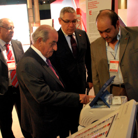 Juan José Hidalgo realiza un simulacro de votación en una máquina prestada por el Consejo Nacional Electoral venezolano.