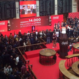 Imagen del patio de negociación de la Bolsa de Madrid el primer día de cotización de Coca-Cola European Partners.