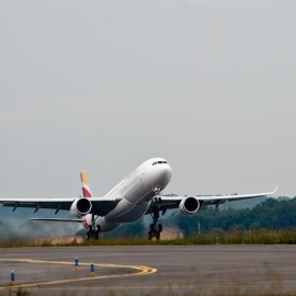 Un avión de Iberia despegando. E.P.