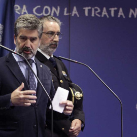 El director general de la Policía, Ignacio Cosidó, junto a Eugenio Pereiro, jefe de la Unidad de la Investigación Tecnológica de la Policía Nacional, durante la rueda de prensa para informar de una macrooperación policial contra la pedofili