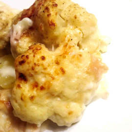 Coliflor gratinada con jamón york y bechamel.