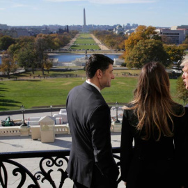 Paul Ryan, portavoz del partido Republicano en la Cámara de Representantes, enseña Washington a Trump y a su esposa. | JOSHUA ROBERTS (REUTERS)