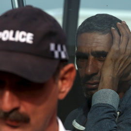 Un inmigrante dentro de un autobús en un centro de acogida de refugiados en el pueblo de Kokkinotrimithia, Chipre