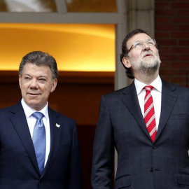 El presidente del Gobierno, Mariano Rajoy, junto al presidente de Colombia, Juan Manuel Santos, observa el cielo de Madrid. / J.J. GUILLÉN (EFE)