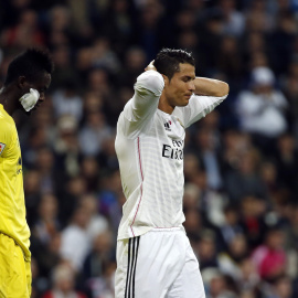 Cristiano se lamenta durante el partido ante el Villarreal. REUTERS/Susana Vera