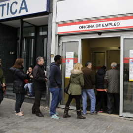 Cola delante de una oficina del Servicio Público de Empleo en Madrid. REUTERS/Andrea Comas