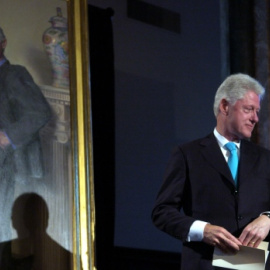 El expresidente de EEUU Bill Clinton y su mujer Hillary Clinton junto al retrato