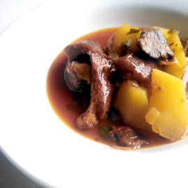Guiso de níscalos con patatas. 