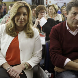 Susana Díaz y Javier Fernández en el comité federal del PSOE. (EFE)