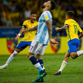 Coutinho celebra con Neymar uno de los goles de Brasil ante Argentina. /EFE