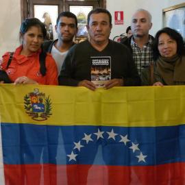 En primer línea, los miembros del Comité, Nairobi de González, Luís Durán y Carmen Labrador. Acompañador por el abogado Michael Díaz y Cristóbal Cornieles, de la ONG SurDH. - PABLO PASCUAL