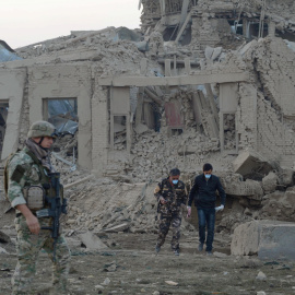 Fuerzas de seguridad afganas y tropas de la OTAN investigan la explosión cercana a la sede consular en Mazar-i-Sharif, Afghanistan. / REUTERS