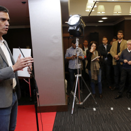 El secretario general del PSOE, Pedro Sánchez, durante la rueda de prensa que ha ofrecido tras reunirse en un hotel de Madrid con los secretarios generales de UGT, Cándido Méndez, y de CCOO, Ignacio Fernández Toxo. EFE/Sergio Barrenechea