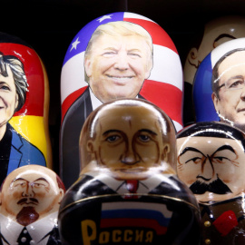 Matryoshkas pintadas con las caras de Angela Merkel, Donald Trump y François Hollande. / REUTERS