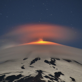 El volcán Villarica en el sur de Chile, entró en erupción este martes. En consecuencia, más de 3.000 personas han sido evacuadas de sus casas./ REUTERS