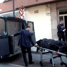 03/02/2020.- Dos personas trasladan el cadáver de una mujer de 41 años, hallado este lunes por la Policía Local de Gijón con evidentes signos de violencia en su domicilio, han informado a Efe fuentes del Ayuntamiento y de la Policía Naciona