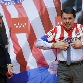 El presidente de la Comunidad de Madrid y el del Atlético de Madrid, Ignacio González (d) y Enrique Cerezo (i), respectivamente, en una imagen de archivo. EFE