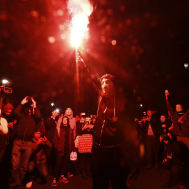 Partidarios del grupo activista Anonymous en la protesta en Londres, Gran Bretaña 5 de noviembre de 2015. Miles de manifestantes participaron en la marcha 'Million Mask' en la capital el jueves . REUTERS / Stefan Wermuth