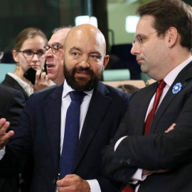 El secretario de Estado español de Comercio, Jaime García-Legaz (centro), conversa con su homólogo galo, Matthias Fekl, al inicio de la reunión del Consejo de Ministros de Comercio de la UE en Bruselas. | OLIVIER HOSLET | EFE