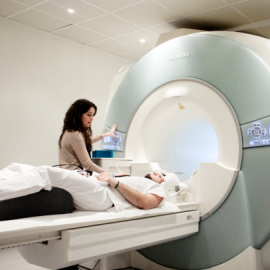 Los investigadores analizaron a 36 personas perfectamente bilingües. Mediante resonancia magnética observaron el comportamiento de sus cerebros al leer en uno y otro idioma. / BCBL